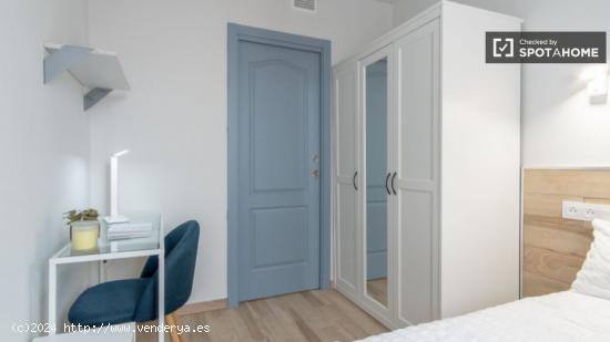 Se alquila habitación en piso de 7 habitaciones en Comillas - MADRID
