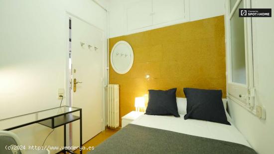 Se alquila habitación luminosa en apartamento de 7 dormitorios en L'Esquerra de l'Eixample - BARCEL
