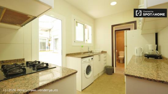 Habitación luminosa en apartamento de 6 dormitorios en Les Corts - BARCELONA