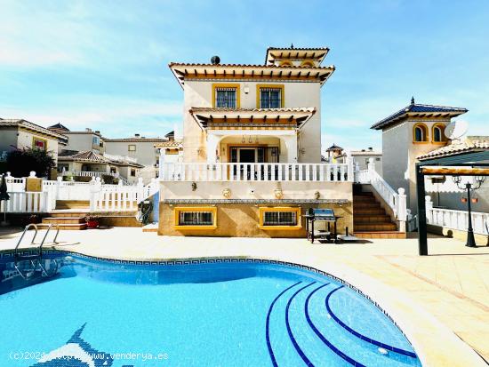 Villa independiente con piscina privada en Villamartin Golf - ALICANTE