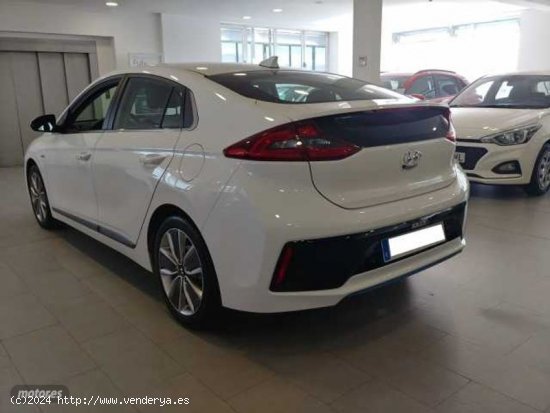 Hyundai Ioniq 1.6 GDI Tecno de 2019 con 73.000 Km por 18.400 EUR. en Madrid