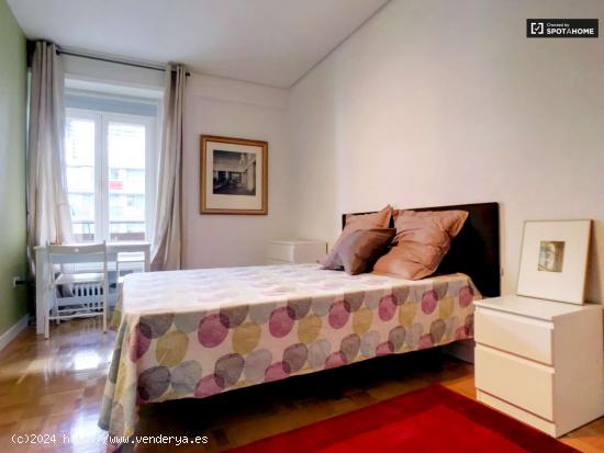 Cómoda habitación en un apartamento de 8 dormitorios en Nueva España - MADRID