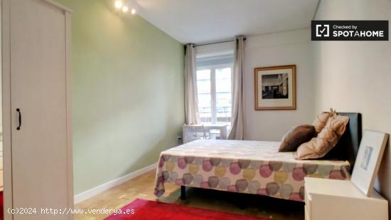 Cómoda habitación en un apartamento de 8 dormitorios en Nueva España - MADRID