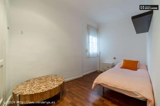  Amplia habitación en un apartamento de 3 dormitorios en Ciutat Vella, Valencia - VALENCIA 