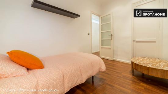 Amplia habitación en un apartamento de 3 dormitorios en Ciutat Vella, Valencia - VALENCIA