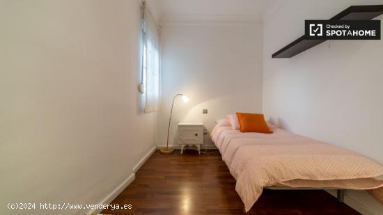 Amplia habitación en un apartamento de 3 dormitorios en Ciutat Vella, Valencia - VALENCIA