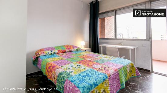 Habitación luminosa con balcón en alquiler en un apartamento de 5 dormitorios en Ronda - GRANADA