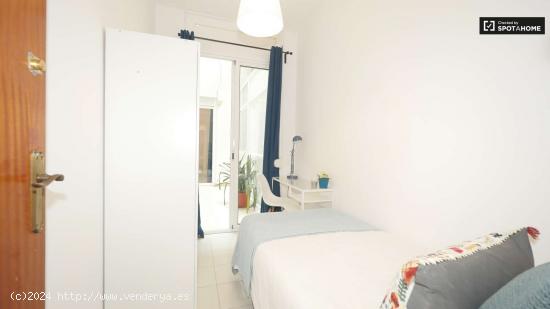 Acogedora habitación en alquiler en el apartamento de 5 dormitorios en Barri Gòtic - BARCELONA