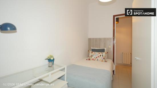 Acogedora habitación en alquiler en el apartamento de 5 dormitorios en Barri Gòtic - BARCELONA