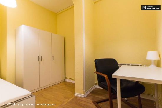 Se alquila habitación tranquila a estudiantes en piso de 15 habitaciones en Salamanca - MADRID