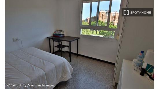 Se alquilan habitaciones en piso de 4 habitaciones en Ciutat Universitaria - VALENCIA