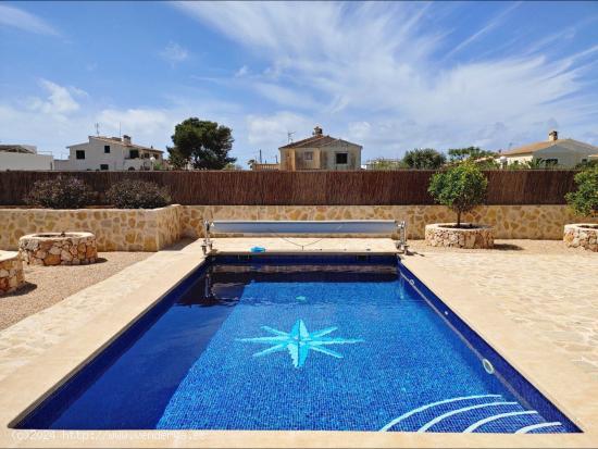 Espectacular villa mediterránea con piscina a 250 metros del mar - BALEARES