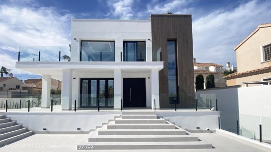 Villa en venta a estrenar en Torrevieja (Alicante)