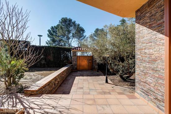 Espectacular casa amb jardí i piscina en un entorn privilegiat - BARCELONA