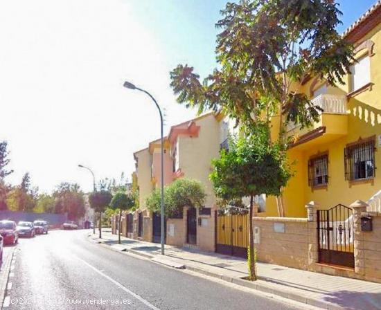 Bonita vivienda adosada situada en la Avenida Doña Juana de Huetor Vega - GRANADA