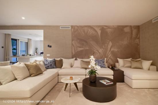 Ático dúplex de 3 dormitorios y 3 baños con solarium y vistas panorámicas a Marbella - MALAGA