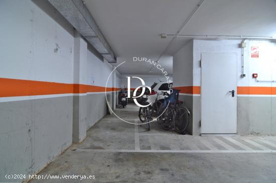 Parking para coche y 6 plazas de moto en venta - BARCELONA