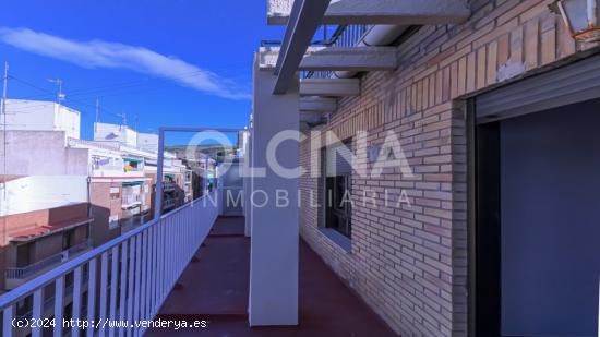 Ático en alquiler con terraza y patio-galería en una sola planta en plena avenida Constitución Ib