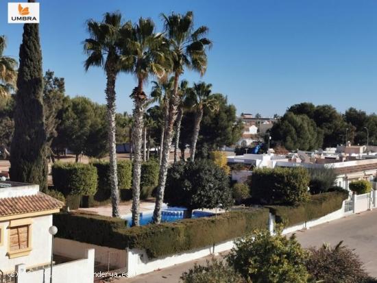 Casa Pareada con piscina comunitaria y apartamento independiente en Los Alcázares - MURCIA