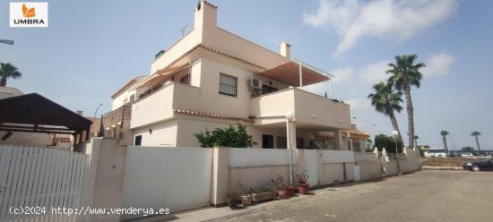 Casa Pareada con piscina comunitaria y apartamento independiente en Los Alcázares - MURCIA