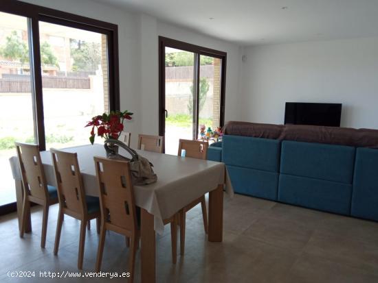 Casa de 385 m2 amb parcel·la. la de 800 m2 amb vistes al mar i muntanya - BARCELONA