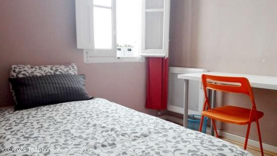 Relajante habitación con armario independiente en un apartamento de 8 habitaciones, Moncloa - MADRI