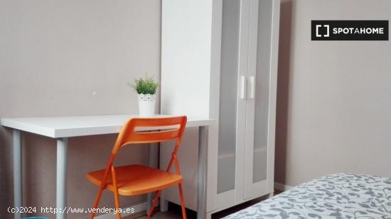 Relajante habitación con armario independiente en un apartamento de 8 habitaciones, Moncloa - MADRI