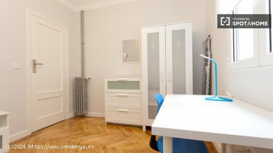 Habitación equipada con armario independiente en piso de 5 habitaciones, Malasaña - MADRID