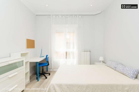  Gran habitación con armario independiente en un apartamento de 5 dormitorios, Malasaña - MADRID 