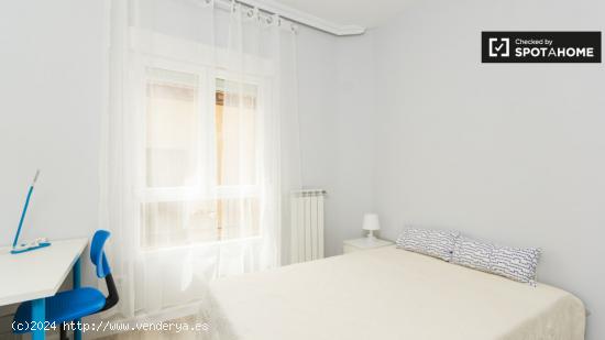 Gran habitación con armario independiente en un apartamento de 5 dormitorios, Malasaña - MADRID