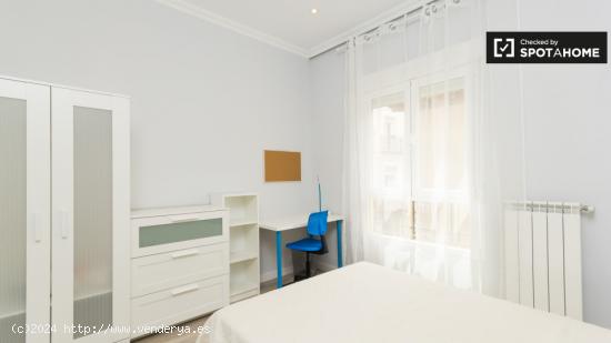 Gran habitación con armario independiente en un apartamento de 5 dormitorios, Malasaña - MADRID
