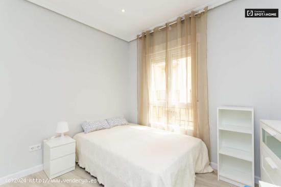 Habitación ideal con ventana con vista a la calle en un apartamento de 5 dormitorios, Malasaña - M