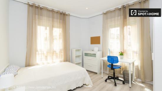 Habitación ideal con ventana con vista a la calle en un apartamento de 5 dormitorios, Malasaña - M