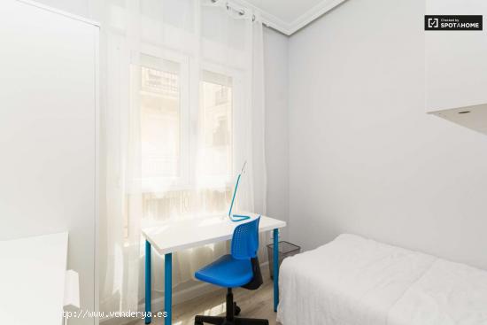  Gran habitación con escritorio en un apartamento de 5 dormitorios, Malasaña - MADRID 