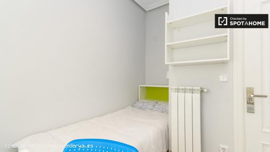 Gran habitación con escritorio en un apartamento de 5 dormitorios, Malasaña - MADRID