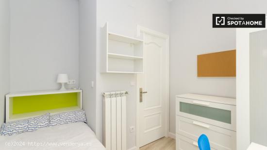 Gran habitación con escritorio en un apartamento de 5 dormitorios, Malasaña - MADRID