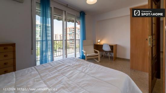 Habitación grande en apartamento de 6 dormitorios en Quatre Carreres - VALENCIA
