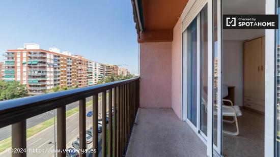 Habitación grande en apartamento de 6 dormitorios en Quatre Carreres - VALENCIA
