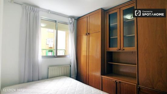 Acogedora habitación en alquiler en apartamento de 3 dormitorios en Puerta del Angel - MADRID