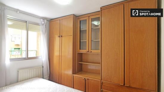 Acogedora habitación en alquiler en apartamento de 3 dormitorios en Puerta del Angel - MADRID