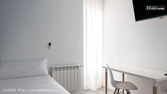 Colorida habitación con cama individual en alquiler en Madrid Centro. - MADRID