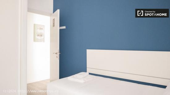 Colorida habitación con cama individual en alquiler en Madrid Centro. - MADRID