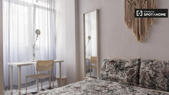 Elegante habitación en alquiler en apartamento de 3 dormitorios en Poblats Marítims - VALENCIA