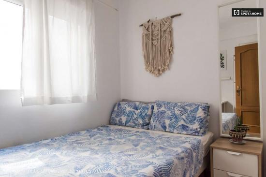 Se alquila preciosa habitación en apartamento de 3 dormitorios en Poblats Marítims - VALENCIA