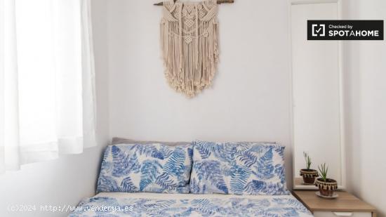 Se alquila preciosa habitación en apartamento de 3 dormitorios en Poblats Marítims - VALENCIA