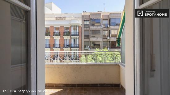 Acogedora habitación en alquiler en piso de 9 habitaciones en Moncloa - MADRID
