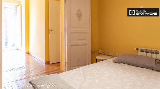 Se alquila habitación en piso de 7 habitaciones en Malasaña - MADRID