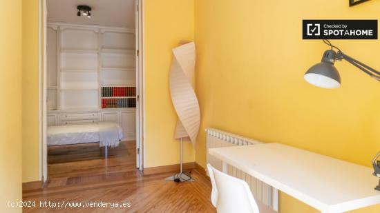 Se alquila habitación en piso de 7 habitaciones en Malasaña - MADRID