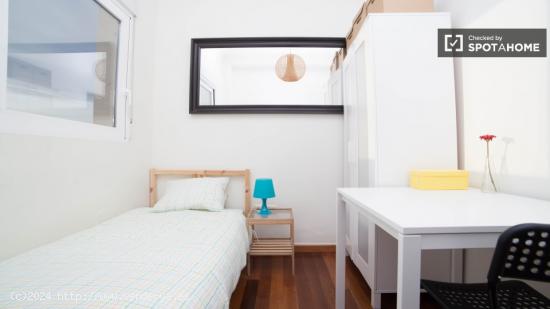 Se alquila habitación en piso de 5 dormitorios en Eixample - VALENCIA