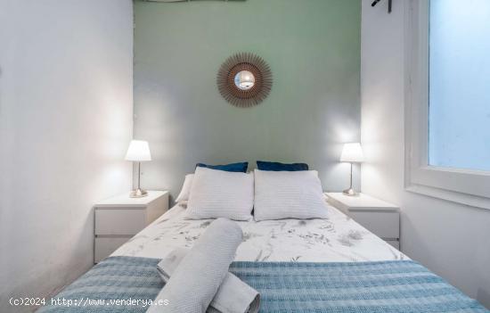 Gran habitación en alquiler en apartamento de 13 habitaciones en Sant Gervasi - BARCELONA
